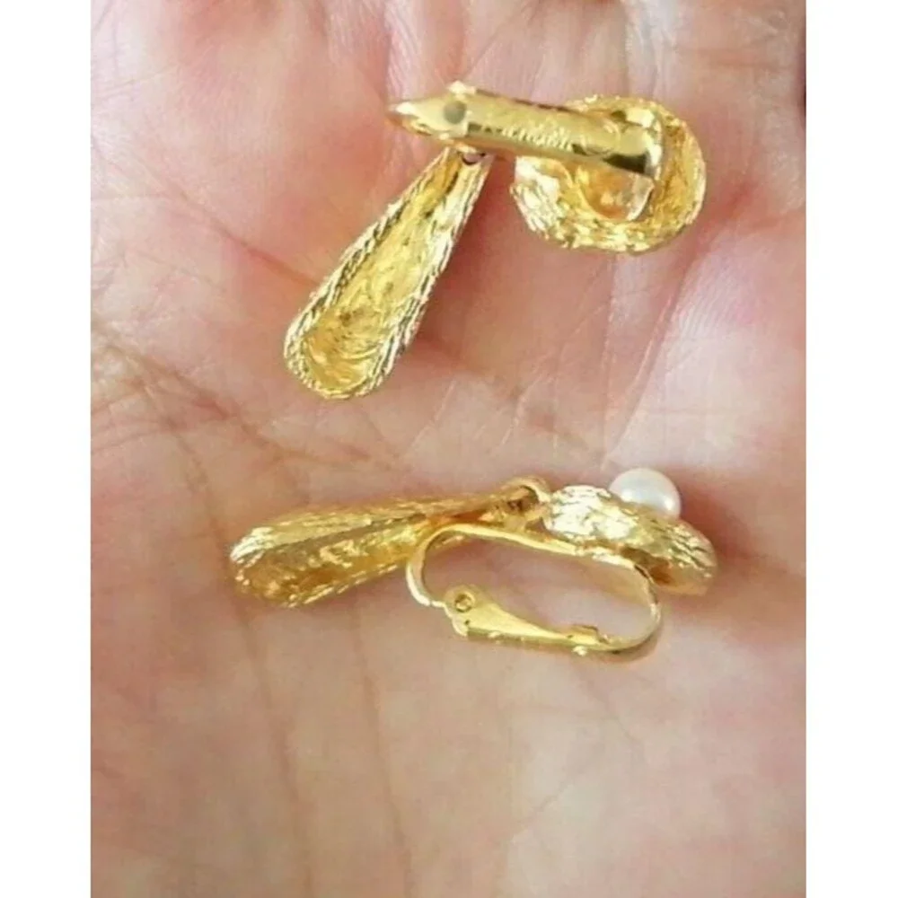 vintage RICHELIEU Texture Gold Faux Pearl Dangle Clip-On Earrings